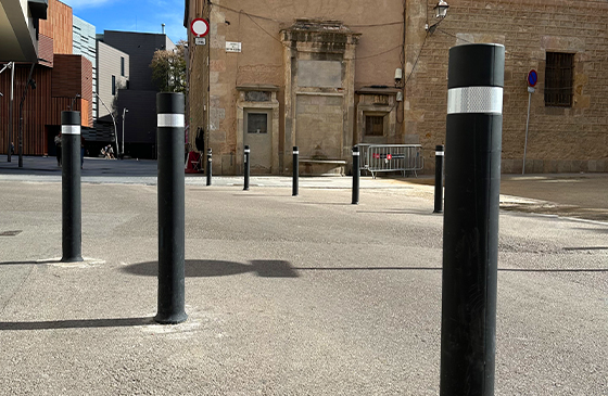 pilona flexible a-flex negra instalada en barcelona