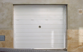 puerta enrollable aluminio instalada
