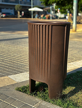 papelera econova imitación corten instalada papelera econova imitación corten instalada