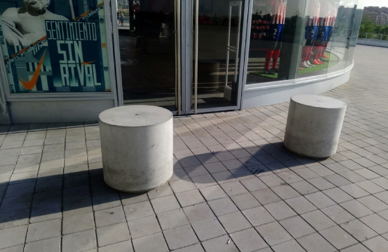 bancos de hormigon con listones madera